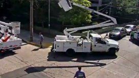 Vicente López: movió una grúa para poder pasar con su camioneta y casi mata a un operario que estaba cambiando luces en la calle Vicente López: movió una grúa para poder pasar con su camioneta y casi mata a un operario que estaba cambiando luces en la calle