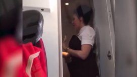 Dos pasajeros tuvieron sexo en pleno vuelo: sólo sancionaron a ella Dos pasajeros tuvieron sexo en pleno vuelo: sólo sancionaron a ella