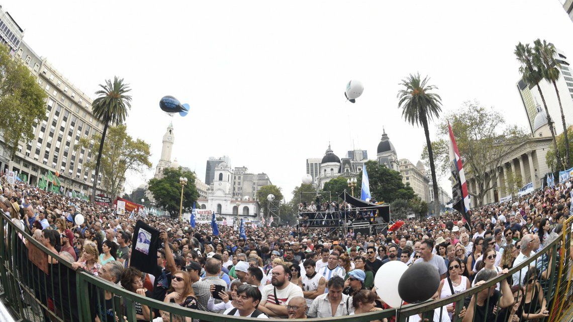 Una multitud en la conmemoraciÃ³n del DÃ­a de la Memoria