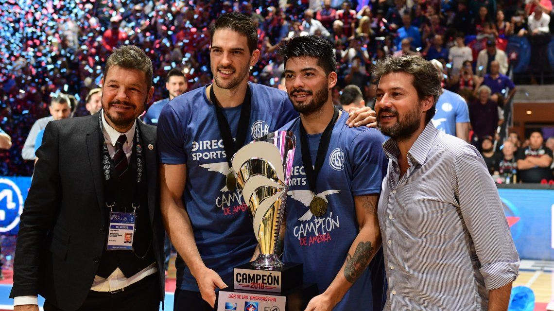 Marcelo Tinelli y Matías Lammens celebran con el trofeo