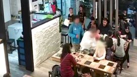 Le tiró la sopa en la cara a una chica Le tiró la sopa en la cara a una chica
