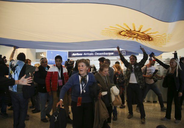 Con una Bandera Argentina gigante los recibieron en Ezeiza<br>