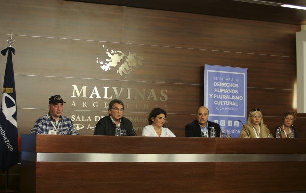 Conferencia de prensa en el Aeropuerto Ministro Pistarini<br>