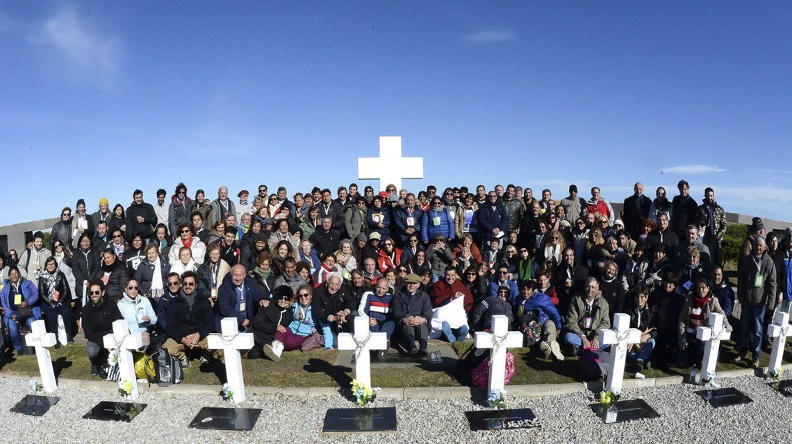 La postal de los que viajaron a conocer los restos de sus seres queridos La postal de los que viajaron a conocer los restos de sus seres queridos