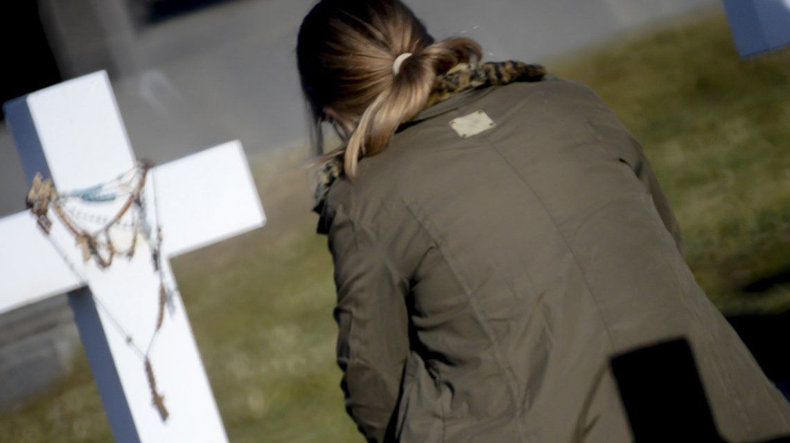 Una de las familiares acompaña la cruz blanca que identifica a su héroe Una de las familiares acompaña la cruz blanca que identifica a su héroe
