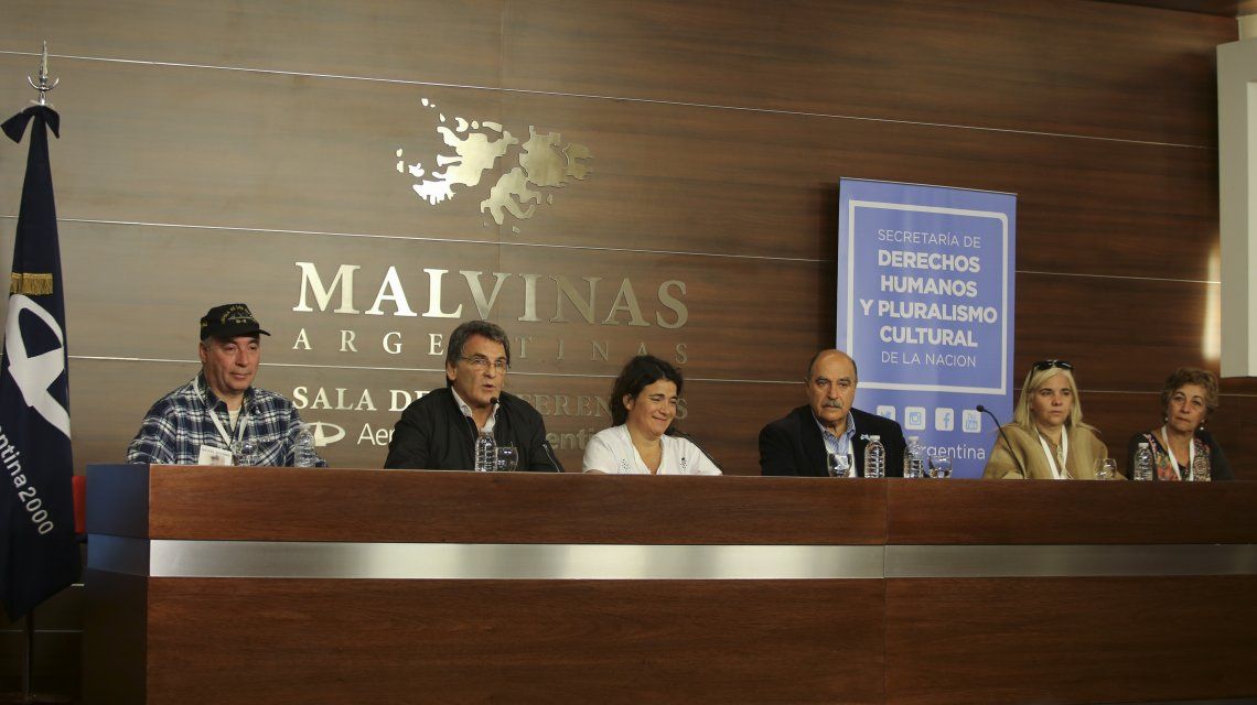 Conferencia de prensa en el Aeropuerto Ministro Pistarini Conferencia de prensa en el Aeropuerto Ministro Pistarini