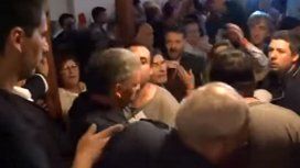Golpes e insultos en una audiencia pública por los vuelos de Flybondi en El Palomar Golpes e insultos en una audiencia pública por los vuelos de Flybondi en El Palomar