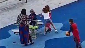 El caso de racismo que más duele: nenes echan a otro de un tobogán por su color de piel El caso de racismo que más duele: nenes echan a otro de un tobogán por su color de piel