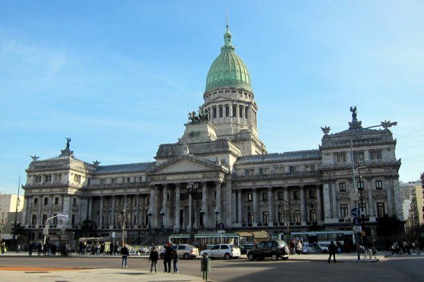 <p>Senadores y diputados presionan para que se equipare la dieta de los legisladores con los ingresos de funcionarios de otros poderes del Estado.</p>