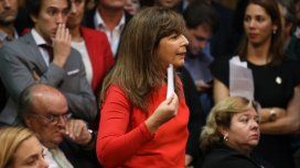 Cerruti recibió un papelito de Caputo y la sesión en el Congreso terminó en escándalo. Cerruti recibió un papelito de Caputo y la sesión en el Congreso terminó en escándalo.