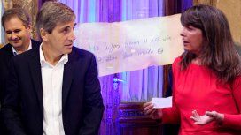 VIDEO: Así fue la entrega del papelito de Luis Caputo a Gabriela Cerruti VIDEO: Así fue la entrega del papelito de Luis Caputo a Gabriela Cerruti