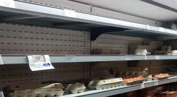 En algunos supermercados se empiezan a notar los faltantes de huevos.