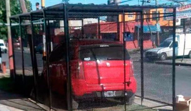 La jaula en medio de la calle