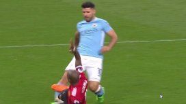 Young casi lesiona de nuevo a Agüero, pero el árbitro no cobró el penal Young casi lesiona de nuevo a Agüero, pero el árbitro no cobró el penal