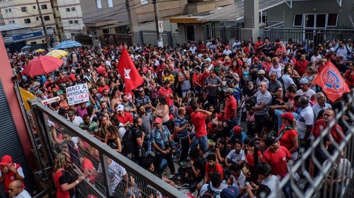 Los manifestantes impidieron la salida de Lula