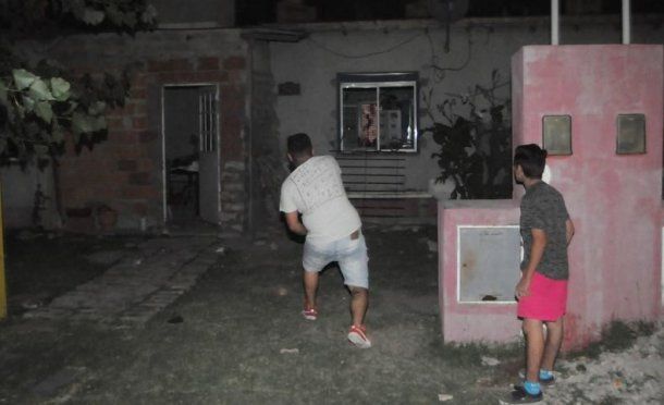 Los vecinos destrozaron la casa de los menores detenidos por el caso
