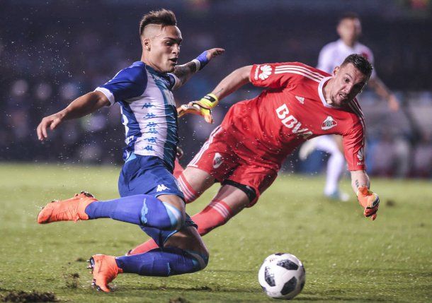 Lautaro Martínez encara y Armani le sacará una vez más el grito de gol de la boca<br>