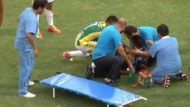 Maki Salces es atendido en el campo de juego Maki Salces es atendido en el campo de juego