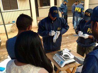 Personal de la Policía Federal pesando los 73 kilos hallados en una camioneta en Salta. Foto archivo. Personal de la Policía Federal pesando los 73 kilos hallados en una camioneta en Salta. Foto archivo.