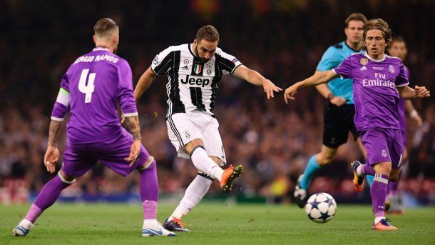 <p>Sergio Ramos marca a Gonzalo Higuaín en la final de 2017</p>