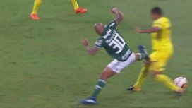 El planchazo de Felipe Melo por el que sólo fue amonestado El planchazo de Felipe Melo por el que sólo fue amonestado