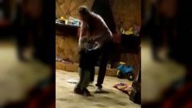 Imputaron por tentativa de homicidio a la mujer filmada pegándole a su hijo de 2 años Imputaron por tentativa de homicidio a la mujer filmada pegándole a su hijo de 2 años