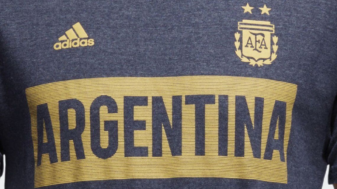 Polémica en las redes por una remera de Argentina parecida a la de Boca Polémica en las redes por una remera de Argentina parecida a la de Boca