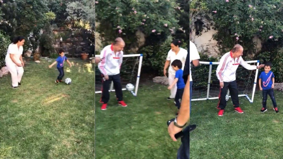 Carlos Menem jugó al fútbol con uno de sus nietos Carlos Menem jugó al fútbol con uno de sus nietos