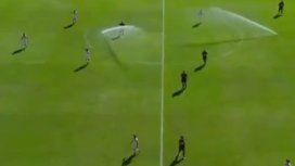 Insólito momento en Santa Fe: Unión y Tigre tuvieron que frenar el juego por un accidente Insólito momento en Santa Fe: Unión y Tigre tuvieron que frenar el juego por un accidente