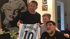 Diego Maradona junto al jugador Robbie Keane y su hijo Diego Maradona junto al jugador Robbie Keane y su hijo