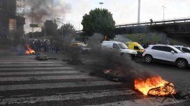 Colectiveros levantaron el corte en avenida General Paz por el asesinato del chofer Colectiveros levantaron el corte en avenida General Paz por el asesinato del chofer