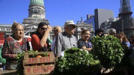 Cientos de personas buscaron las verduras que obsequiaban a modo de protesta en Plaza Congreso Cientos de personas buscaron las verduras que obsequiaban a modo de protesta en Plaza Congreso