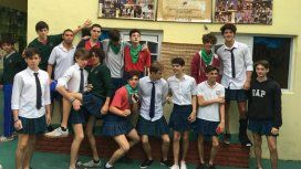 Fueron en pollera al colegio en reclamo por un pedido machista de los directores a sus compañeras Fueron en pollera al colegio en reclamo por un pedido machista de los directores a sus compañeras