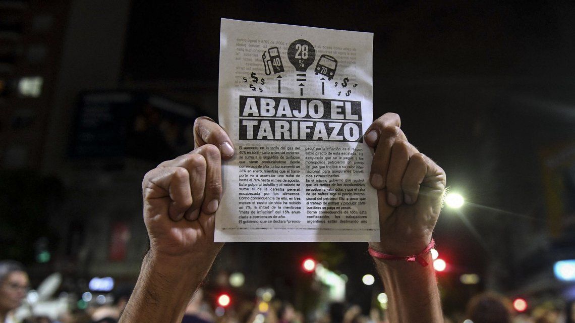 Después del ruidazo, miles marchan con velas al Obleisco contra el feroz tarifazo