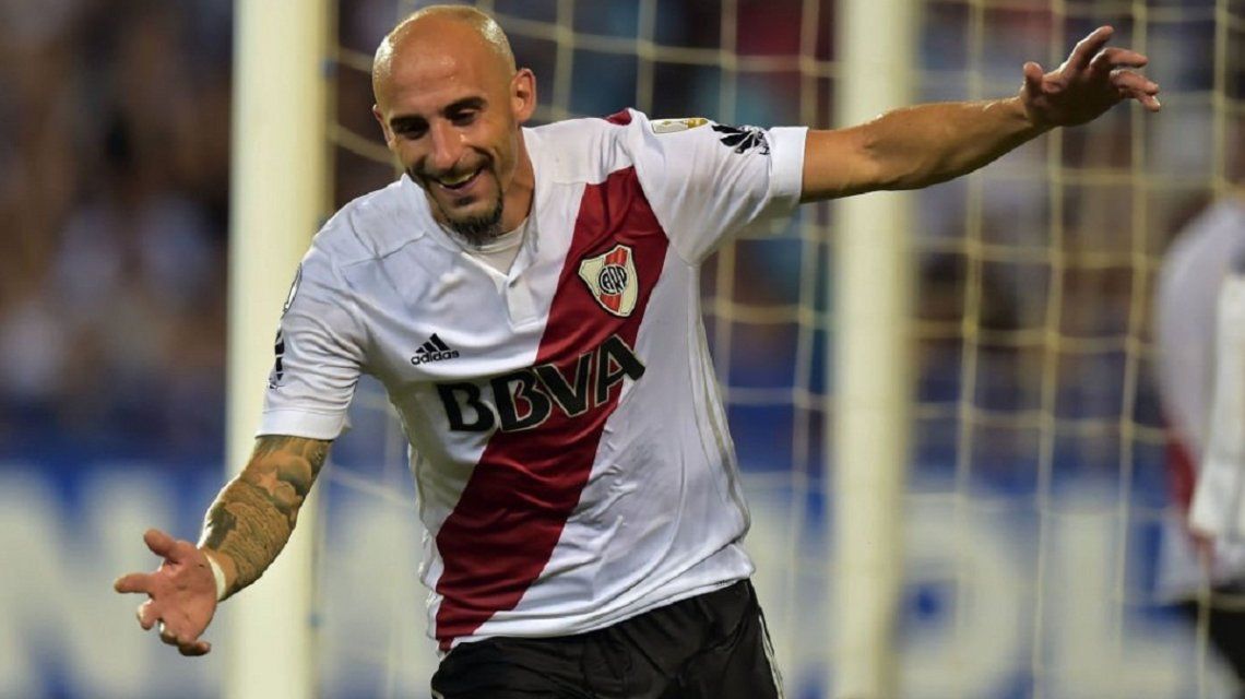 Javier Pinola celebra su gol ante Emelec