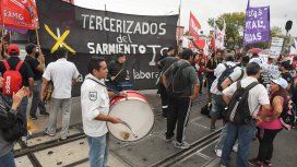 Trabajadores del Sarmiento cortaron las vías para denunciar despidos Trabajadores del Sarmiento cortaron las vías para denunciar despidos