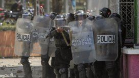 Ortega mandó a la Policía y las turbas a atacar a los manifestantes, que son en su mayoría estudiantes universitarios Ortega mandó a la Policía y las turbas a atacar a los manifestantes, que son en su mayoría estudiantes universitarios