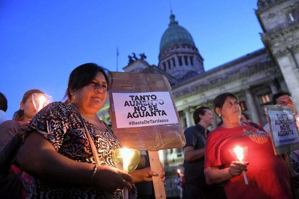 Marcha de velas en contra de la suba de tarifas de los servicios públicos, en la zona del Congreso Nacional.