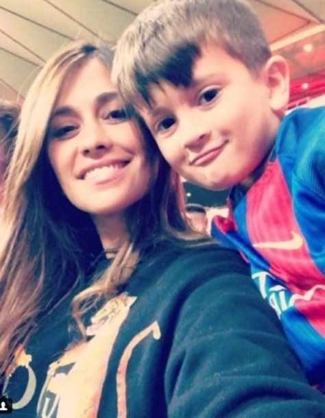 Antonella y Thiago en la tribuna durante el partido