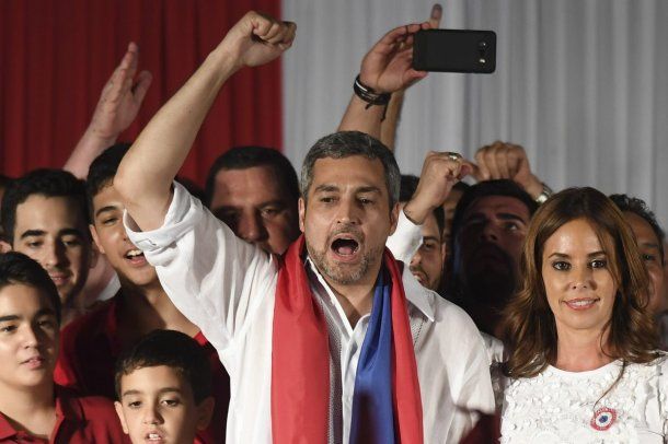 Mario Abdo Benítez celebra con sus partidarios su victoria