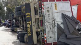 Así quedó el camión de cerveza volcado Así quedó el camión de cerveza volcado