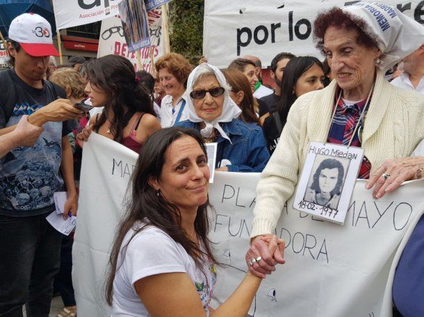 Carla Lacorte con las Abuelas de Plaza de Mayo<br>