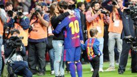El festejo del 10 con su mujer, Antonela, en pleno campo de juego El festejo del 10 con su mujer, Antonela, en pleno campo de juego