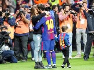 El festejo del 10 con su mujer, Antonela, en pleno campo de juego El festejo del 10 con su mujer, Antonela, en pleno campo de juego