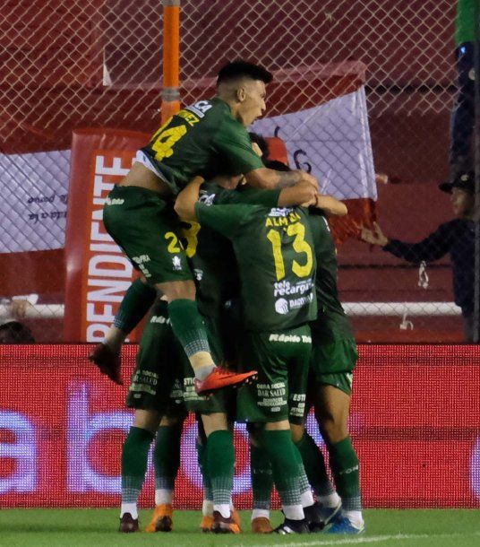 El "Halcón" celebra el gol de Mariano Bareiro ante Independiente<br>
