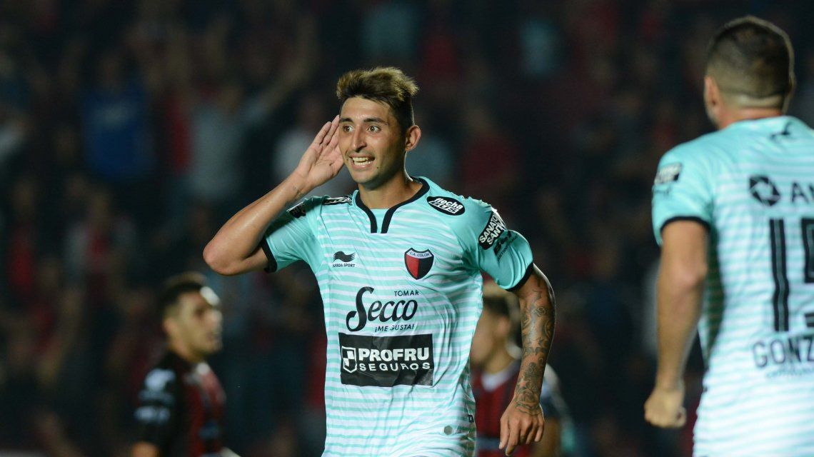 Alan Ruiz celebra uno de los cuatro goles de Colón