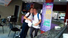 Dos chicos retiraron su helado Dos chicos retiraron su helado