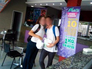 Dos chicos retiraron su helado Dos chicos retiraron su helado