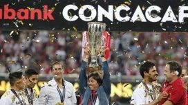 Almeyda celebrando la Concachampions Almeyda celebrando la Concachampions