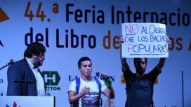 Manifestantes irrumpieron en la Feria del Libro cuando exponían dos ministros. Manifestantes irrumpieron en la Feria del Libro cuando exponían dos ministros.
